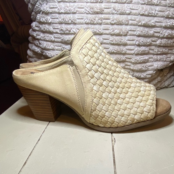 Minnetonka Mona Attached Chunky Heel Slide
Sandals. Natural. Size 8. Brand new - Picture 2 of 6